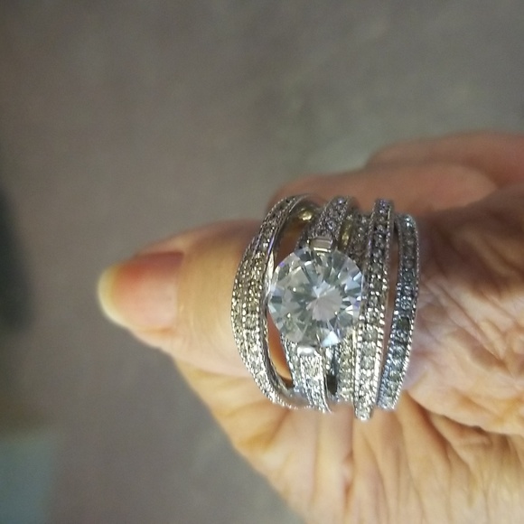 Sz 9.75/10 ladies Very Blingy dinner ring.  NOT HALLMARKED. EUC. CZ & Silvertone - Picture 4 of 5